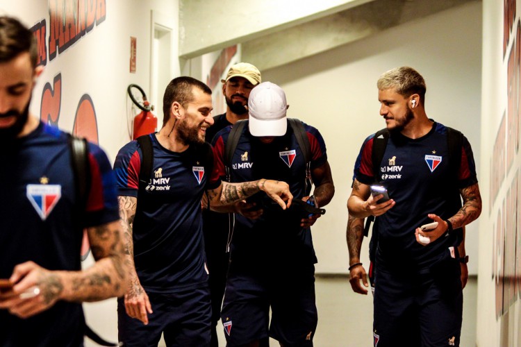 Meia Lucas Lima e ala Lucas Crispim na chegada à Arena Castelão para o jogo Caucaia x Fortaleza, pela final do Campeonato Cearense 2022