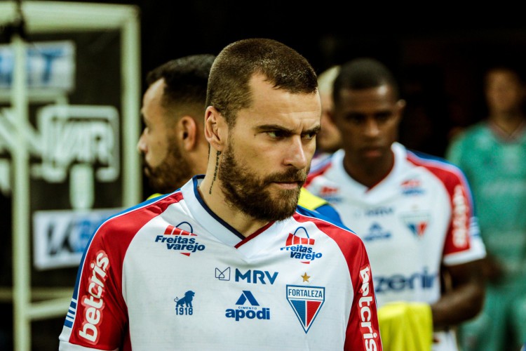 Meia Lucas Lima no jogo Caucaia x Fortaleza, na Arena Castelão, pela final do Campeonato Cearense 2022