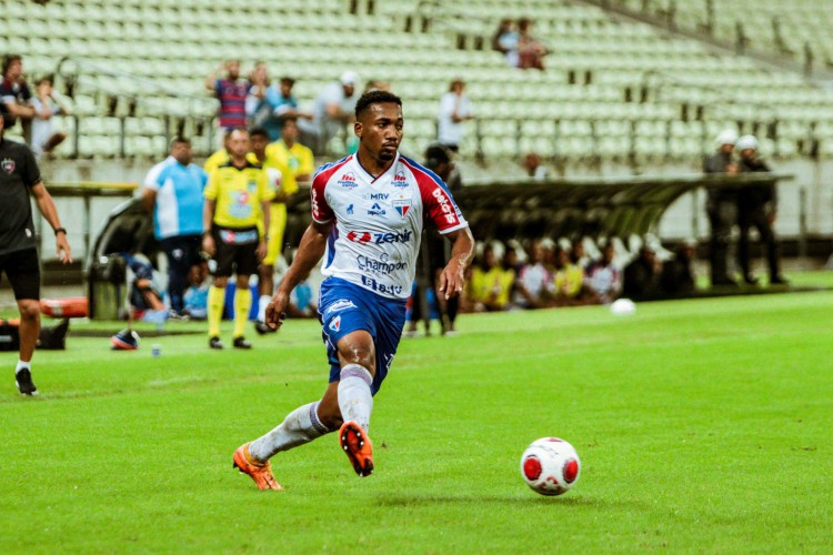 Zagueiro Anthony Landázuri com a bola no jogo Caucaia x Fortaleza, na Arena Castelão, pela final do Campeonato Cearense 2022