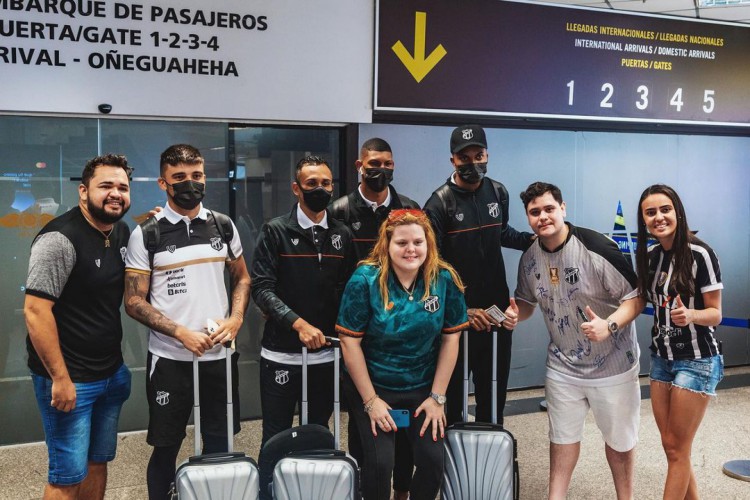 Torcedores do Ceará recepcionam time na chegada ao Paraguai para jogo pela Sul-Americana