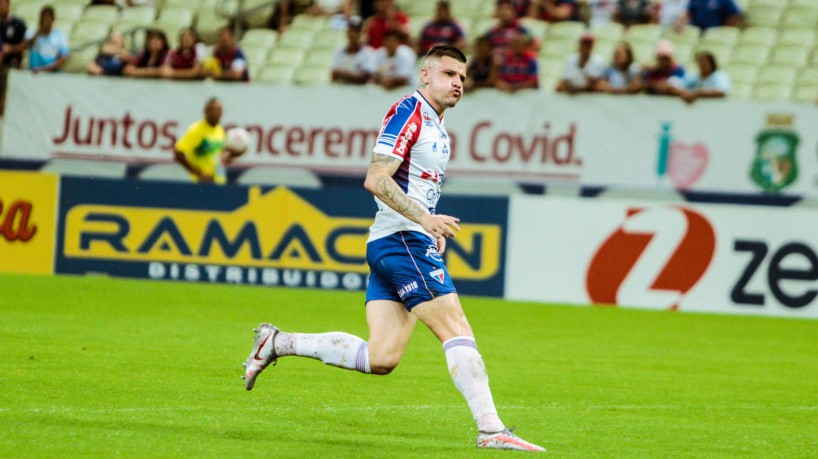 Atacante Renato Kayzer no jogo Caucaia x Fortaleza, na Arena Castelão, pela final do Campeonato Cearense 2022