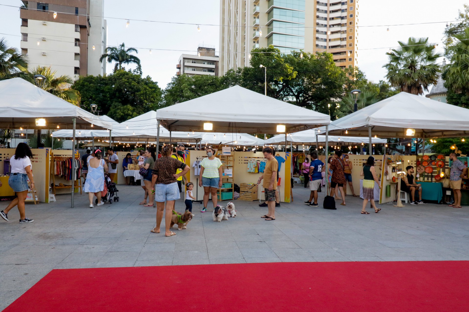 FORTALEZA, CE, BRASIL, 24.04.2022: Feira Inspira na Praça Luiza Távorra tem programação infantil, expositores empreendedores, música, desfile e comida. (Foto:Thais Mesquita/OPOVO) (Foto: Thais Mesquita)