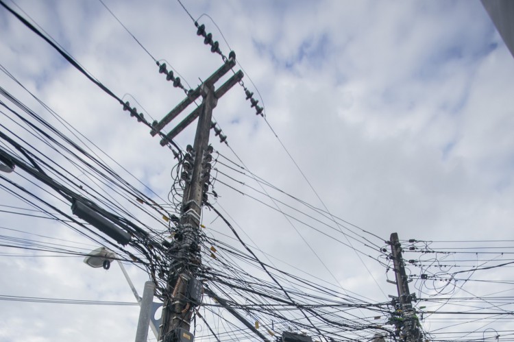 FORTALEZA, CE, BRASIL, 25-04.2022: Postes e fios de energia da ENEL. em epoca de COVID-19. (Foto:Aurelio Alves/ Jornal O POVO)