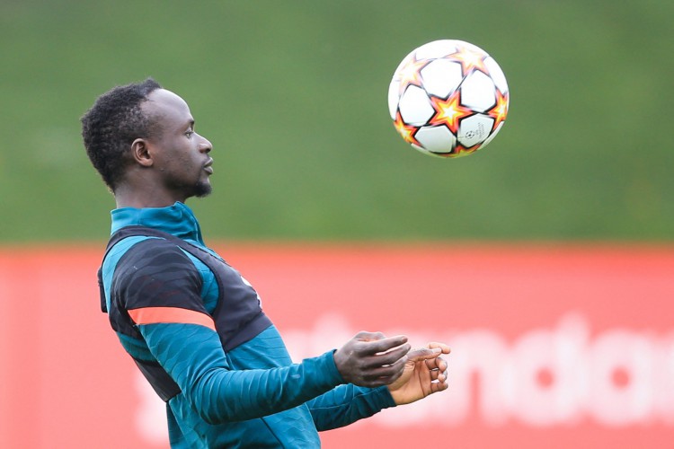 Em uma disputa de bola, Sadio Mané contundiu o joelho e sofreu lesão na fíbula direita durante a partida.