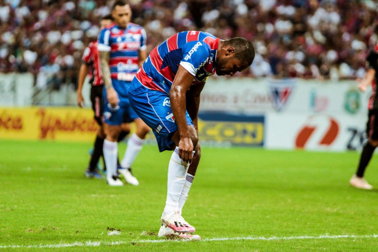 Zagueiro Tinga no jogo Fortaleza x Caucaia, na Arena Castelão, pela final do Campeonato Cearense