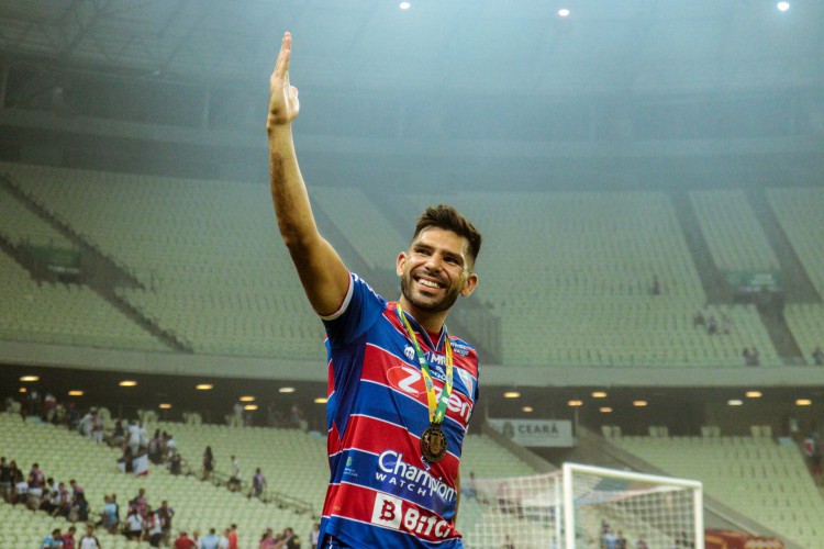 Atacante Silvio Romero comemora título estadual no jogo Fortaleza x Caucaia, na Arena Castelão, pela final do Campeonato Cearense