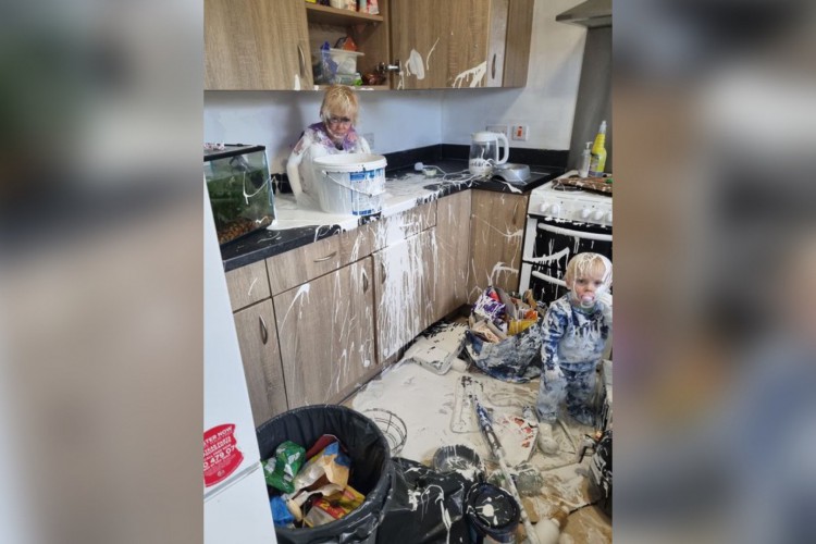 A mãe da menina registrou o momento em que flagrou os filhos na cozinha e postou no Facebook com a legenda dizendo 