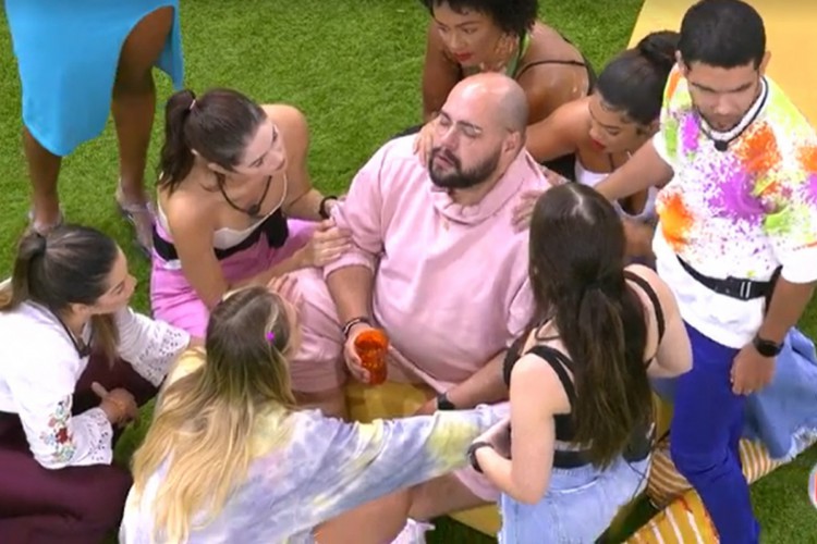 Imagem de Tiago Abravanel sendo aparado pelo brothers do BBB22 virou meme na internet 