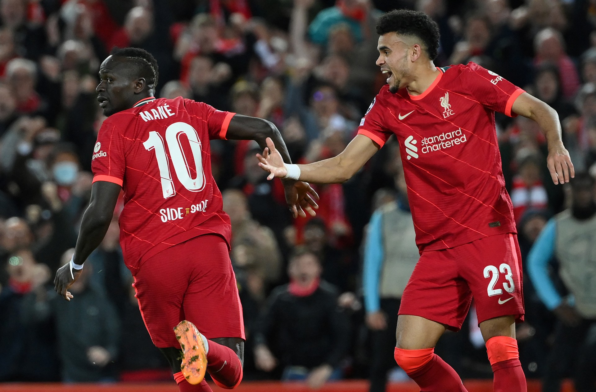 Mané (esq.) anotou um dos gols do triunfo dos ingleses (Foto: LLUIS GENE / AFP)