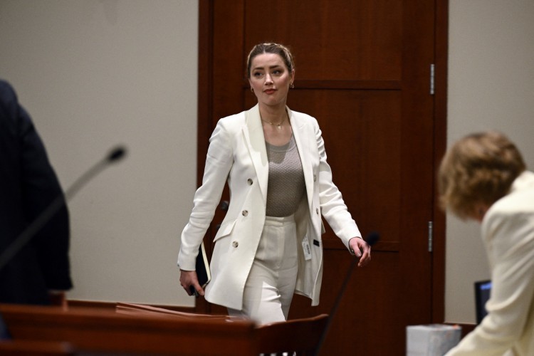 A atriz norte-americana Amber Heard retorna ao tribunal após uma pausa para o julgamento por difamação contra ela no Tribunal do Condado de Fairfax em Fairfax, Virgínia, 26 de abril de 2022