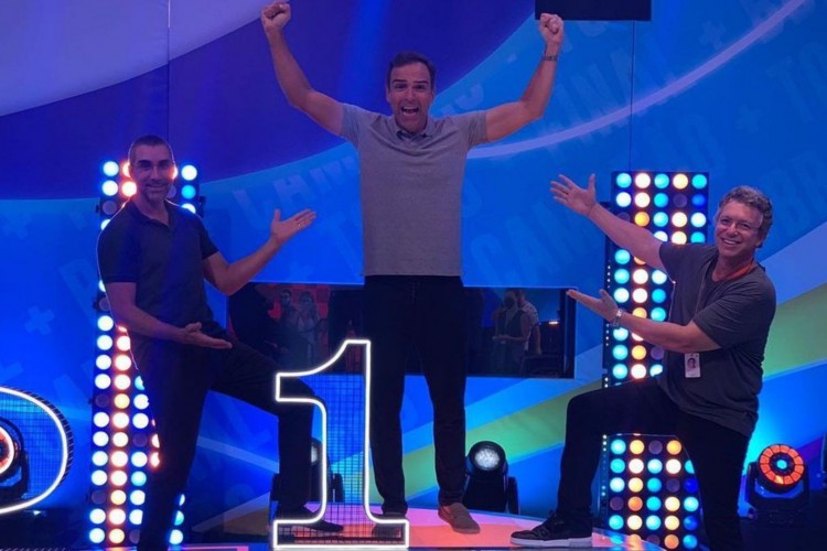 Tadeu Schmidt celebra aclamação no BBB 22