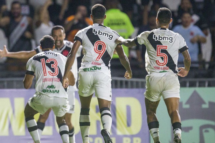 Guarani e Vasco se enfrentam pelo Brasileirão Série B 2022 hoje, 19; onde assistir ao vivo e horário do jogo. 