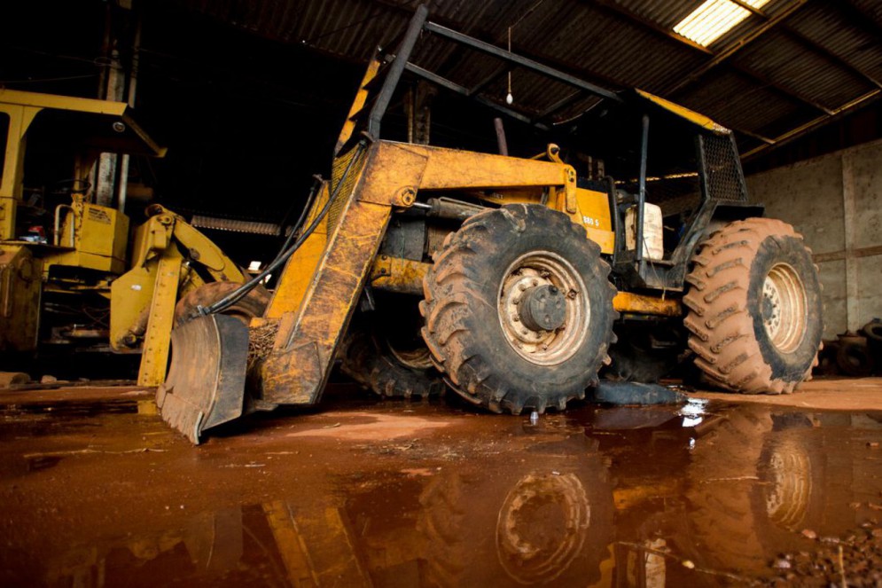 Os fiscais ambientais do Ibama atacam o sistema nervoso central das operações ilegais, destruindo equipamentos e cortando fornecimento de alimento e combustível.(Foto: Marcelo Camargo/Agência Brasil)