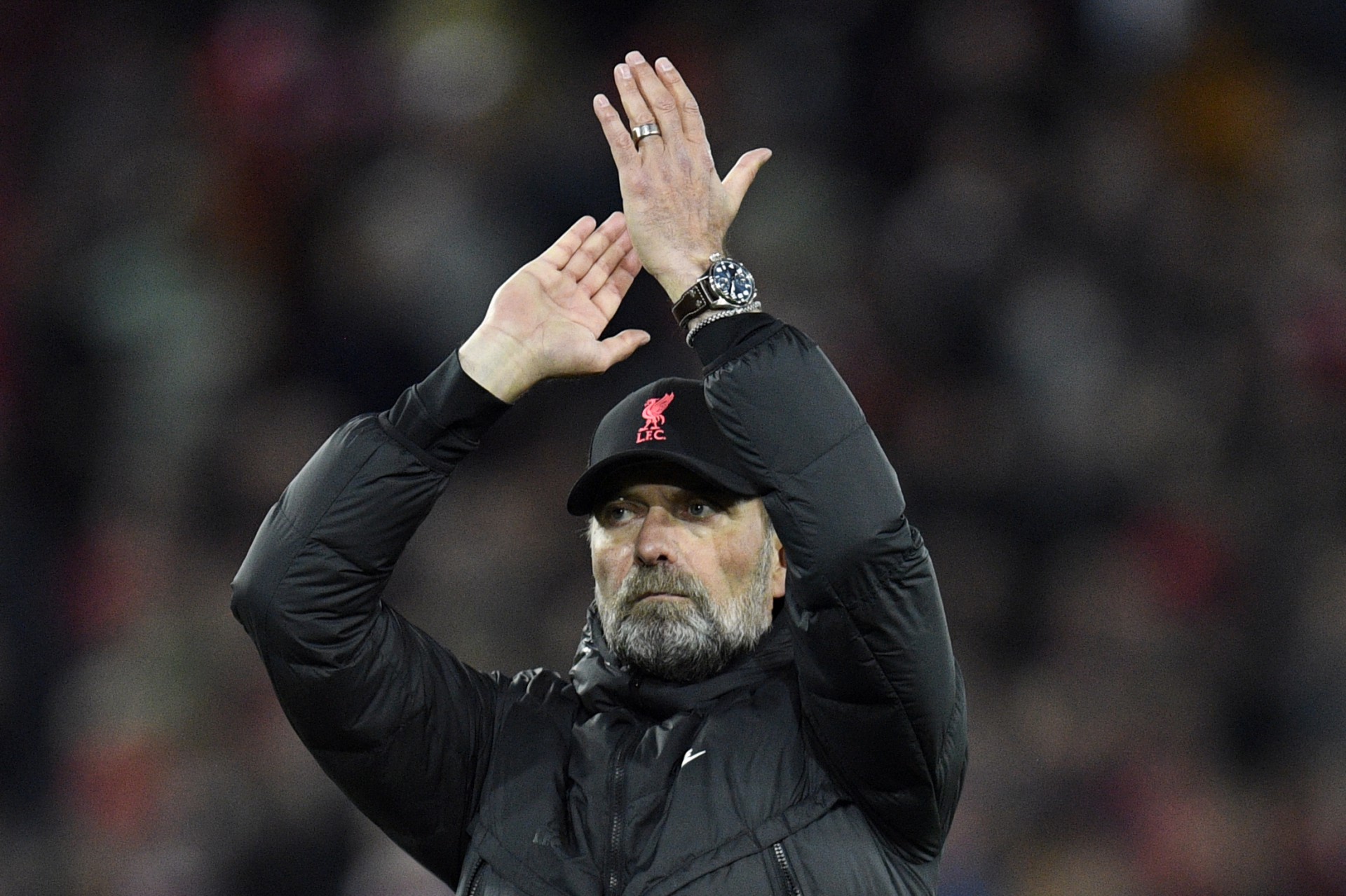 Técnico Jurgen Klopp acena para a torcida no jogo Liverpool x Villarreal, no Anfield, pela Champions League (Foto: OLI SCARFF / AFP)