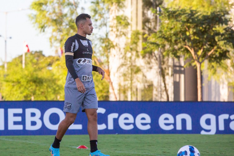 Meia-atacante Lima em treino do Ceará em campo do complexo esportivo da Conmebol, em Assunção, no Paraguai