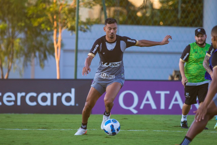 Volante Rodrigo Lindoso em treino do Ceará em campo do complexo esportivo da Conmebol, em Assunção, no Paraguai