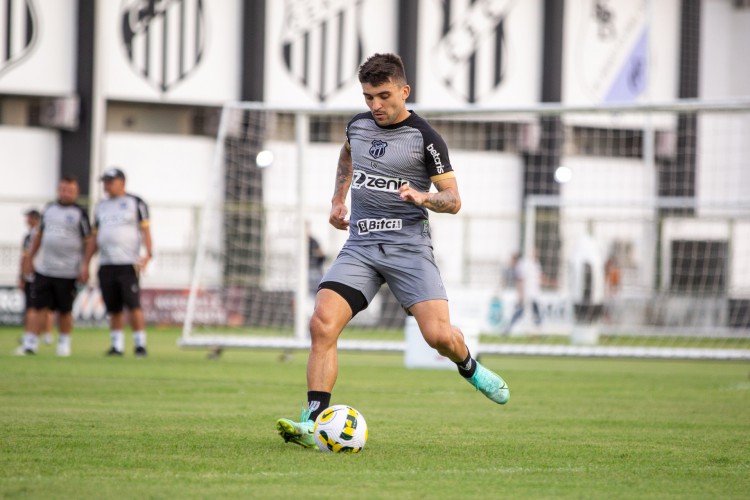 Lateral-esquerdo Victor Luís em treino do Ceará no estádio Carlos de Alencar Pinto, em Porangabuçu