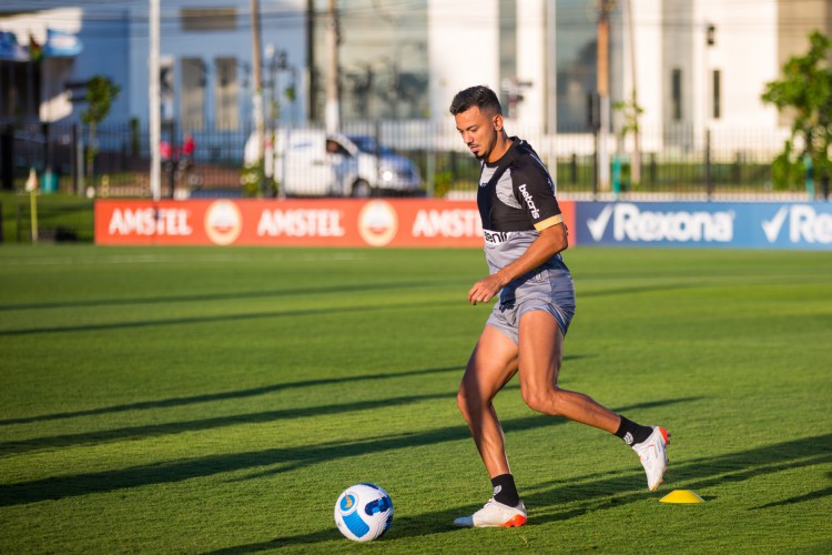 Volante Rodrigo Lindoso em treino do Ceará 