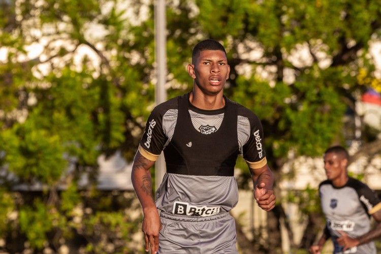 Zagueiro Marcos Victor em treino do Ceará em campo do complexo esportivo da Conmebol, em Assunção, no Paraguai