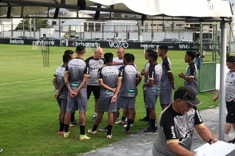 Dorival contou com reforço de jovens do sub-20 para suprir baixas do time principal