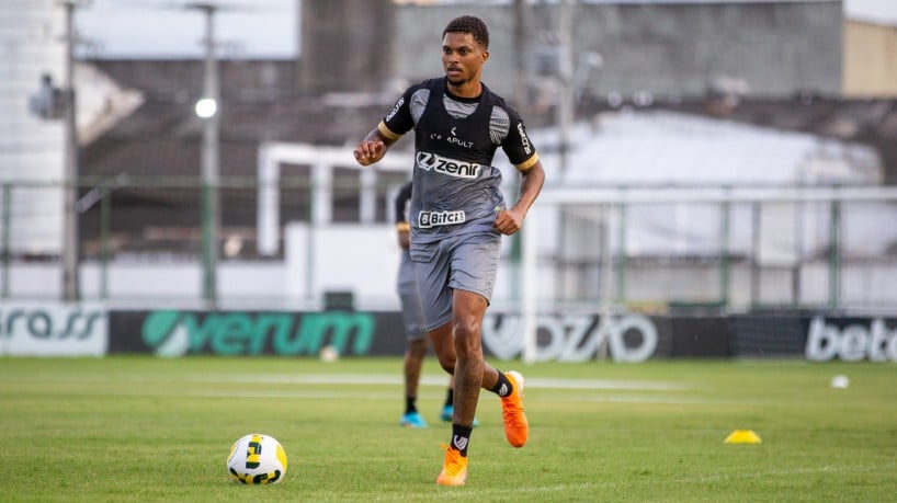 Zagueiro Lucas Ribeiro em treino do Ceará no estádio Carlos de Alencar Pinto, em Porangabuçu