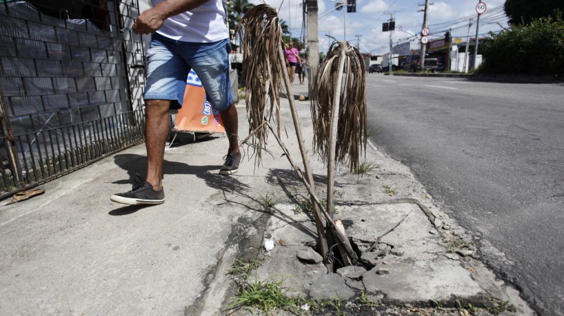 FORTALEZA,CE, BRASIL, 28.04.2022: Mato ocupa calçada prejudicando passagem de pedestres na Av. Silas Munguba.    (Fotos: Fabio Lima/O POVO).