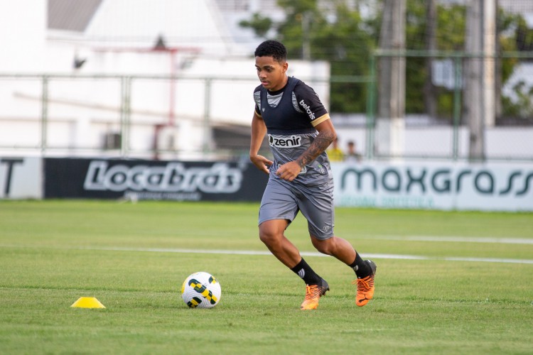 Atacante João Victor em treino do Ceará no estádio Carlos de Alencar Pinto, em Porangabuçu