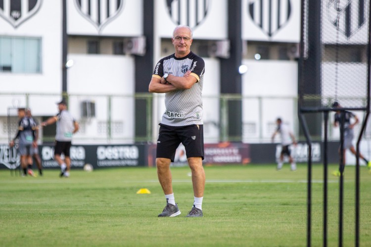 Técnico Dorival Júnior em treino do Ceará no estádio Carlos de Alencar Pinto, em Porangabuçu