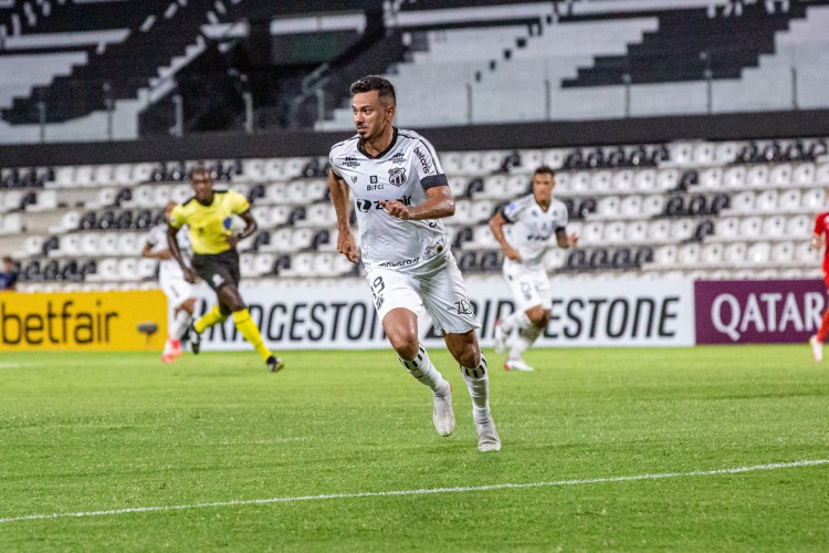 Volante Rodrigo Lindoso no jogo General Caballero x Ceará, no estádio Manuel Ferreira, pela Copa Sul-Americana