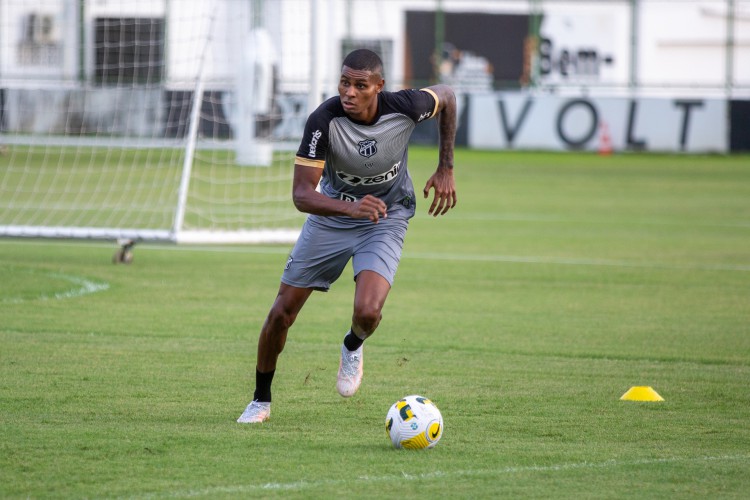 Atacante Cléber em treino do Ceará no estádio Carlos de Alencar Pinto, em Porangabuçu