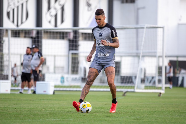 Volante Richard em treino do Ceará no estádio Carlos de Alencar Pinto, em Porangabuçu