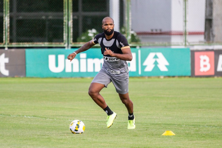 Zagueiro Messias em treino do Ceará no estádio Carlos de Alencar Pinto, em Porangabuçu