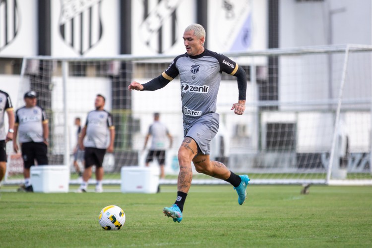 Meia Vina em treino do Ceará no estádio Carlos de Alencar Pinto, em Porangabuçu