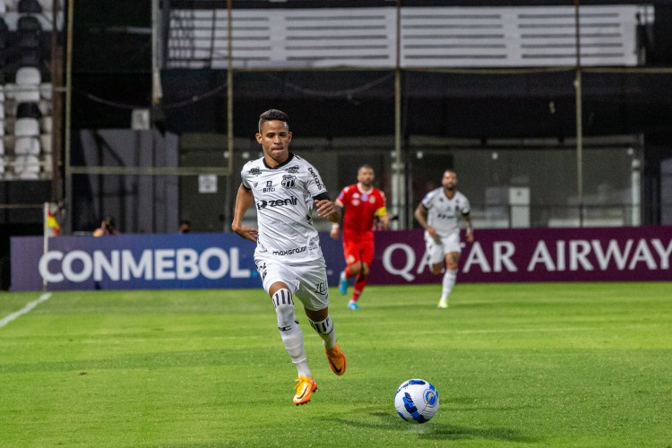 Atacante Erick no jogo General Caballero x Ceará, no estádio Manuel Ferreira, pela Copa Sul-Americana