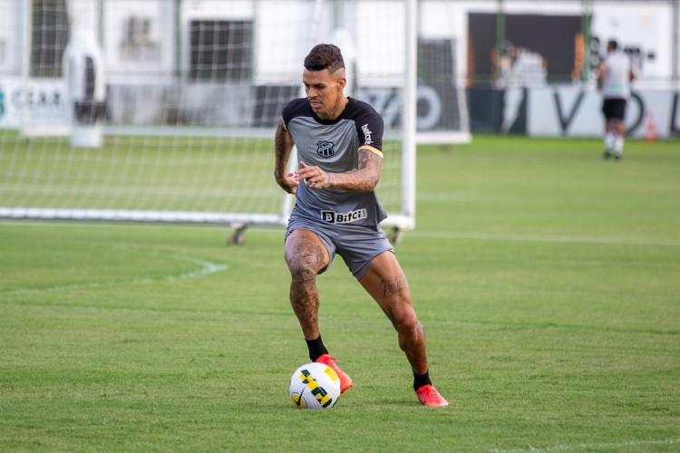 Volante Richard em treino do Ceará no estádio Carlos de Alencar Pinto, em Porangabuçu