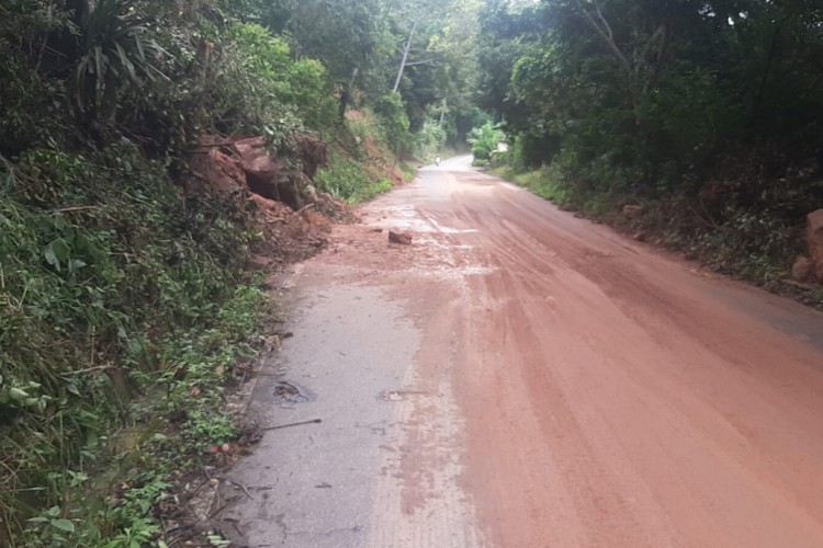 Deslizamento de barranco em Baturité deixa parte da via bloqueada, PMCE e SOP agem no local 