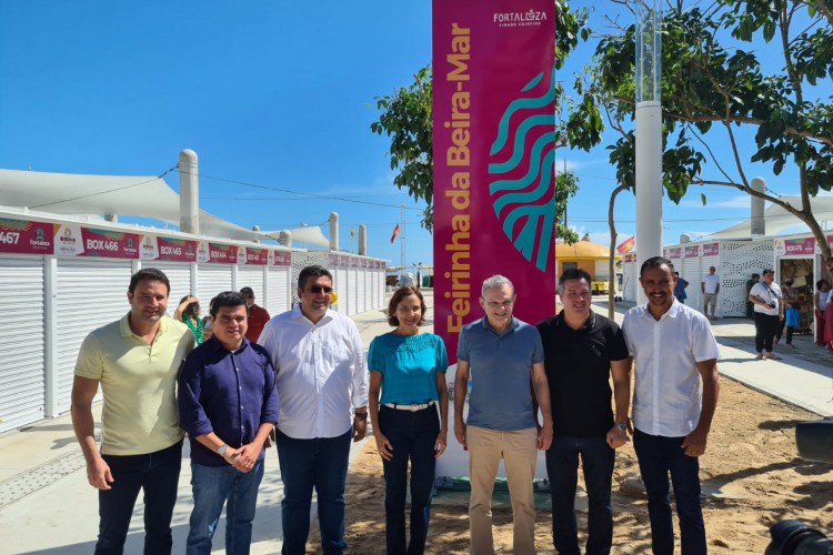 Prefeito de Fortaleza, José Sarto, entregou chaves a permissionários da nova feirinha da Beira-Mar neste sábado, 30 de abril