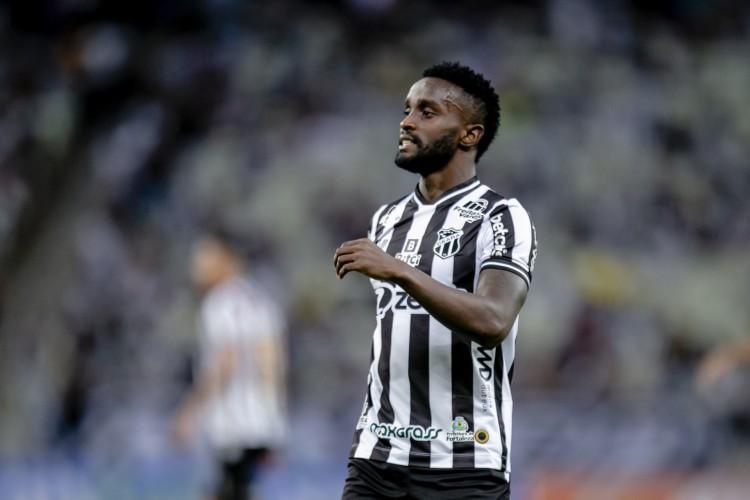 FORTALEZA, CE, BRASIL, 30-04.2022: Mendoza. Ceara x Red Bull Bragantino, na Arena Castelão pelo Campeonato Brasileiro. em epoca de COVID-19. (Foto:Aurelio Alves/ Jornal O POVO)