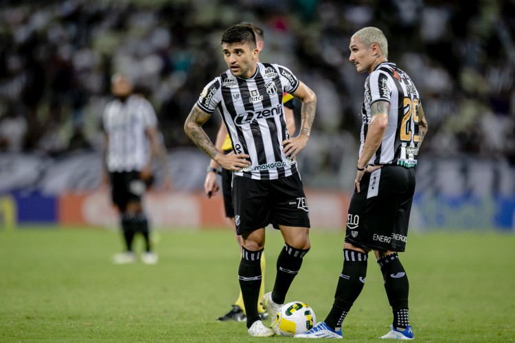 FORTALEZA, CE, BRASIL, 30-04.2022: Victor Luis / Vina. Ceara x Red Bull Bragantino, na Arena Castelão pelo Campeonato Brasileiro. em epoca de COVID-19. (Foto:Aurelio Alves/ Jornal O POVO)