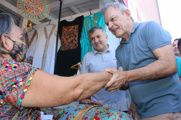 Prefeito José Sarto em abril do ano passado, ocasião na quall entregou as chaves dos boxes da feirinha da Beira Mar aos permissionários.