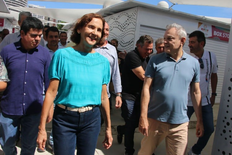 Fortaleza 30.04.22 Prefeito José Sarto e a Governadora Izolda Cela entregam as chaves dos boxes da feirinha da Beira Mar aos permissionários.