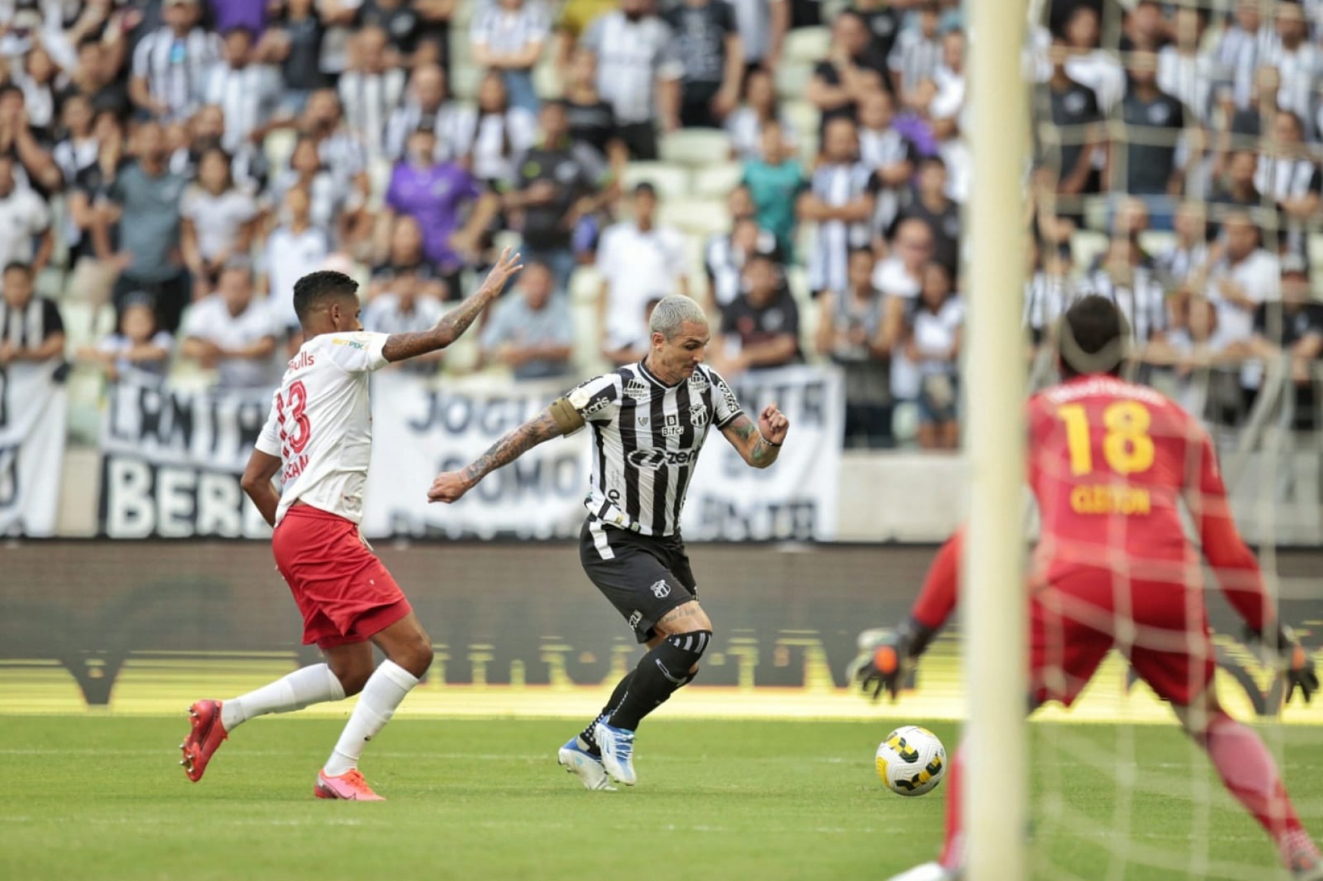 Vina teve atuação apagada e não deu nenhuma finalização na partida do Ceará contra o Bragantino pela 4ª rodada da Série A (Foto: Aurélio Alves/O POVO)