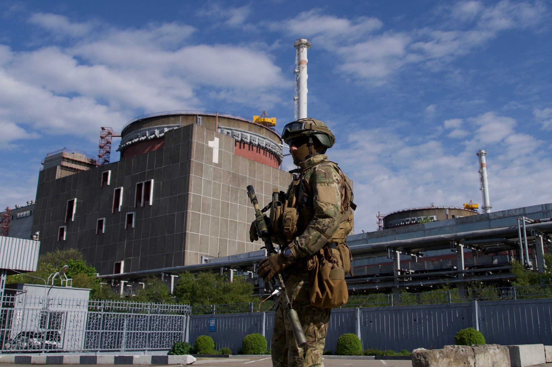 Um soldado russo patrulha o território da Usina Nuclear de Zaporizhzhia em Energodar em 1º de maio de 2022. A Usina Nuclear de Zaporizhzhia, no sudeste da Ucrânia, é a maior usina nuclear da Europa e uma das dez maiores do mundo (Foto: Andrey BORODULIN / AFP)