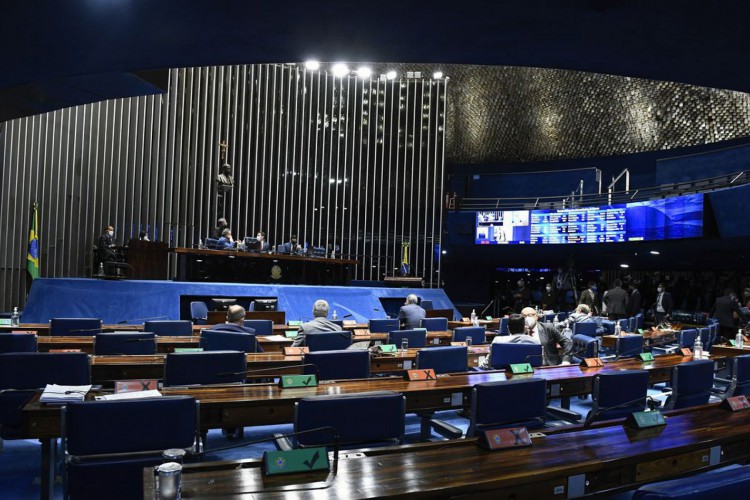 Plenário do Senado Federal durante sessão deliberativa extraordinária semipresencial destinada a votar a PEC 23/2021, chamada de PEC dos Precatórios. A proposta estabelece o novo regime de pagamentos de precatórios, modifica normas relativas ao Novo Regime Fiscal e autoriza o parcelamento de débitos previdenciários. Ainda na pauta, a Medida Provisória 1.061/2021 que cria o Programa Auxílio Brasil e o Programa Alimenta Brasil. 

Mesa: 
senador Roberto Rocha (PSDB-MA); 
senador Randolfe Rodrigues (Rede-AP); 
vice-presidente do Senado Federal, senador Veneziano Vital do Rêgo (MDB-PB); 
senador Eduardo Girão (Podemos-CE); 
secretário-geral da Mesa do Senado Federal, Gustavo A. Sabóia Vieira. 

Foto: Roque de Sá/Agência Senado