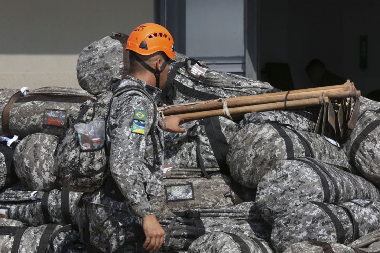 Equipes da Força Nacional, que ajudarão no combate ao incêndio na Amazônia, embarcam na  Base Aérea de Brasília 