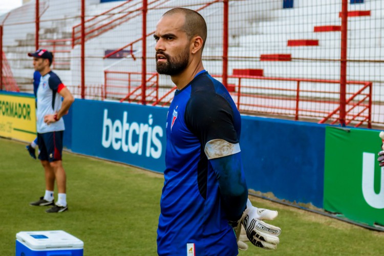 Goleiro Max Walef desfalca o Fortaleza em jogo de volta contra o Vitória pela Copa do Brasil