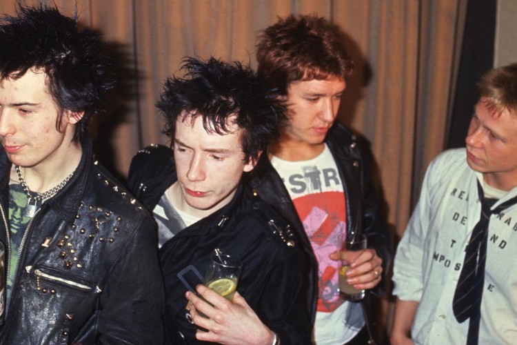 Marco da história do punk no mundo, o Sex Pistols era formado por Glen Matlock, Johnny Rotten, Steve Jones e Paul Cook