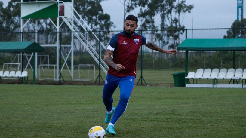 Volante Felipe em treino do Fortaleza no CT do Palmeiras, em Guarulhos/SP