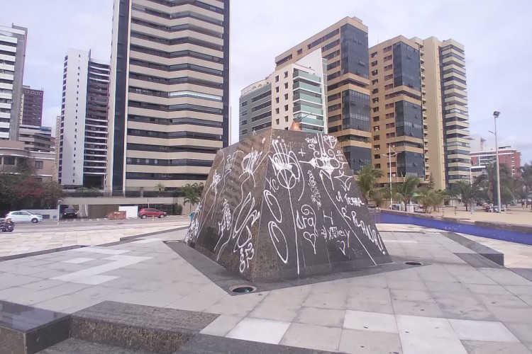 Pedestal onde estava a Estátua Iracema Guardiã, na Praia de Iracema, no dia 4 de maio de 2022