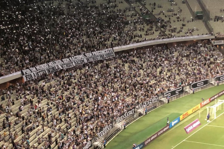 Torcida do Ceará exibiu faixa antirracista em jogo diante do La Guaira, pela Copa Sul-Americana. 